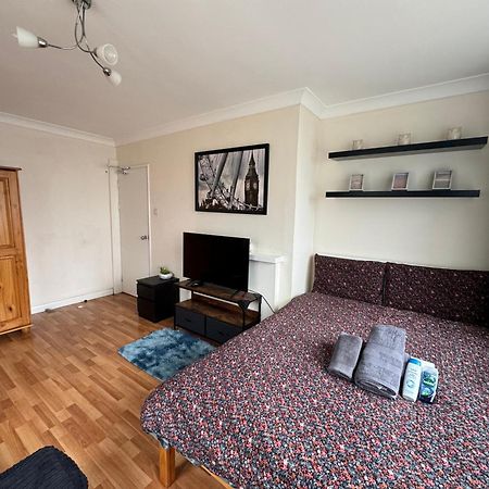 Huge And Affordable 3 Bedroom Flat In Hammersmith For 7 People With Welcome Breakfast Лондон Экстерьер фото