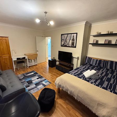 Huge And Affordable 3 Bedroom Flat In Hammersmith For 7 People With Welcome Breakfast Лондон Экстерьер фото