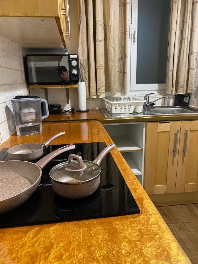 Huge And Affordable 3 Bedroom Flat In Hammersmith For 7 People With Welcome Breakfast Лондон Экстерьер фото