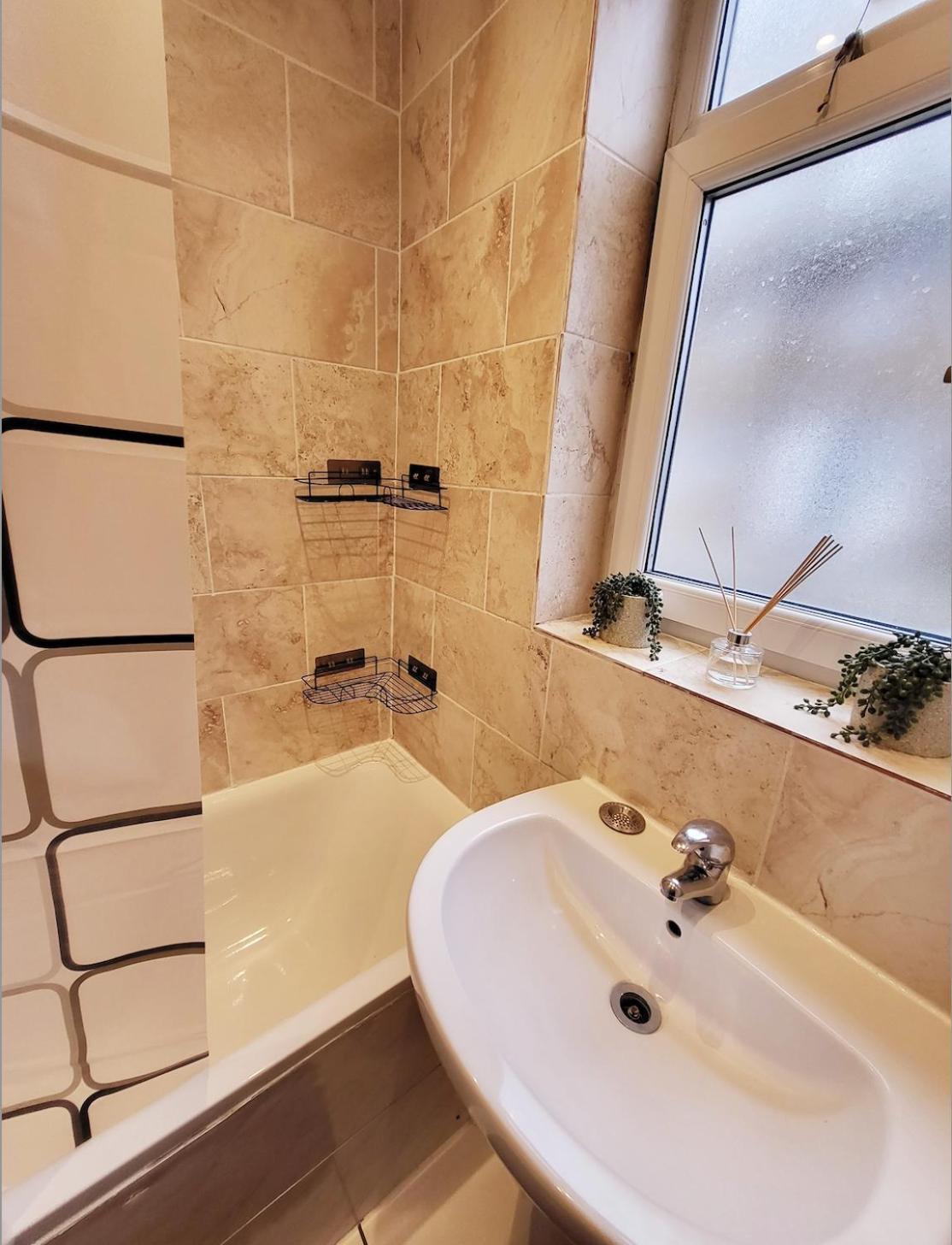 Huge And Affordable 3 Bedroom Flat In Hammersmith For 7 People With Welcome Breakfast Лондон Экстерьер фото