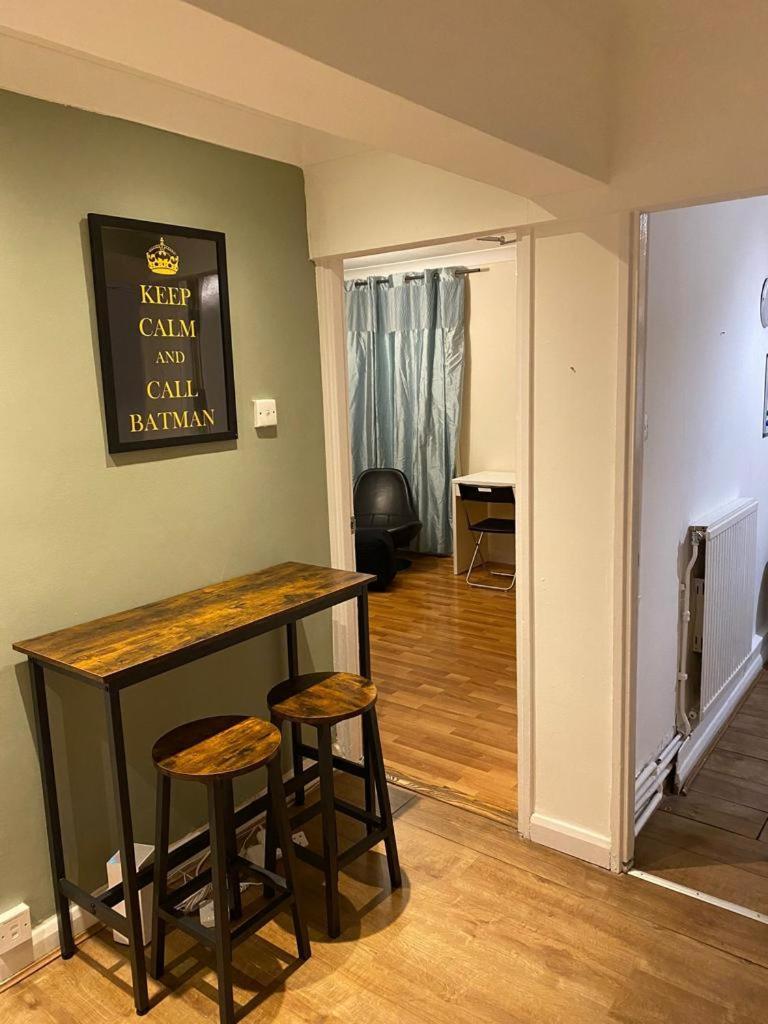 Huge And Affordable 3 Bedroom Flat In Hammersmith For 7 People With Welcome Breakfast Лондон Экстерьер фото