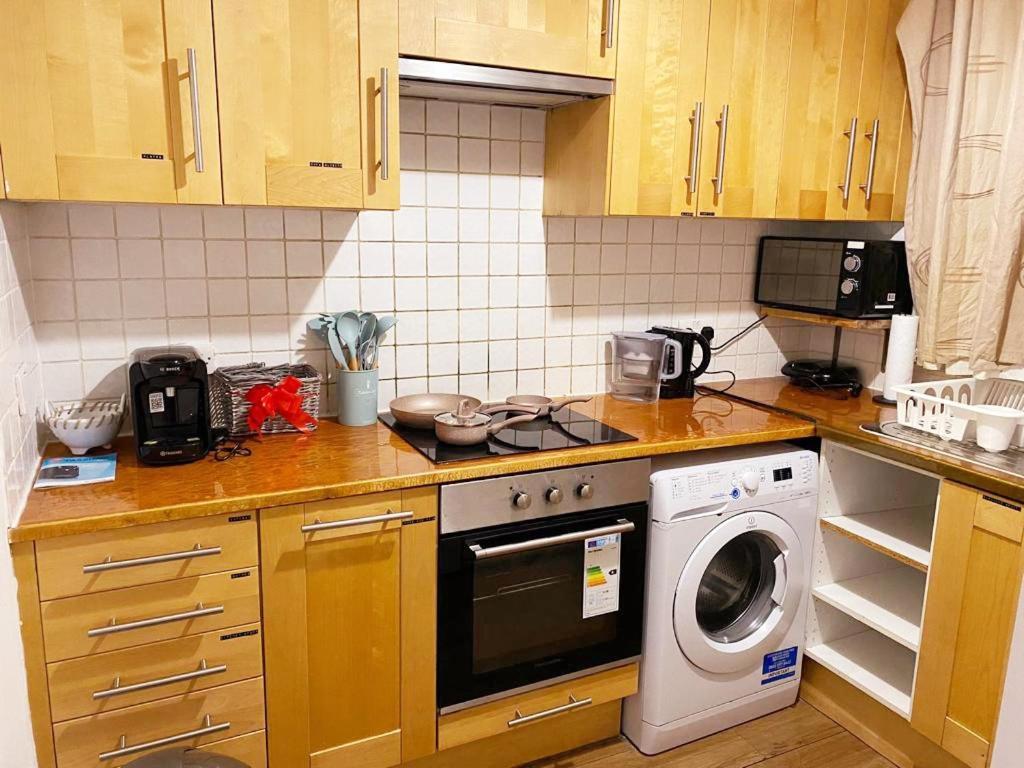 Huge And Affordable 3 Bedroom Flat In Hammersmith For 7 People With Welcome Breakfast Лондон Экстерьер фото