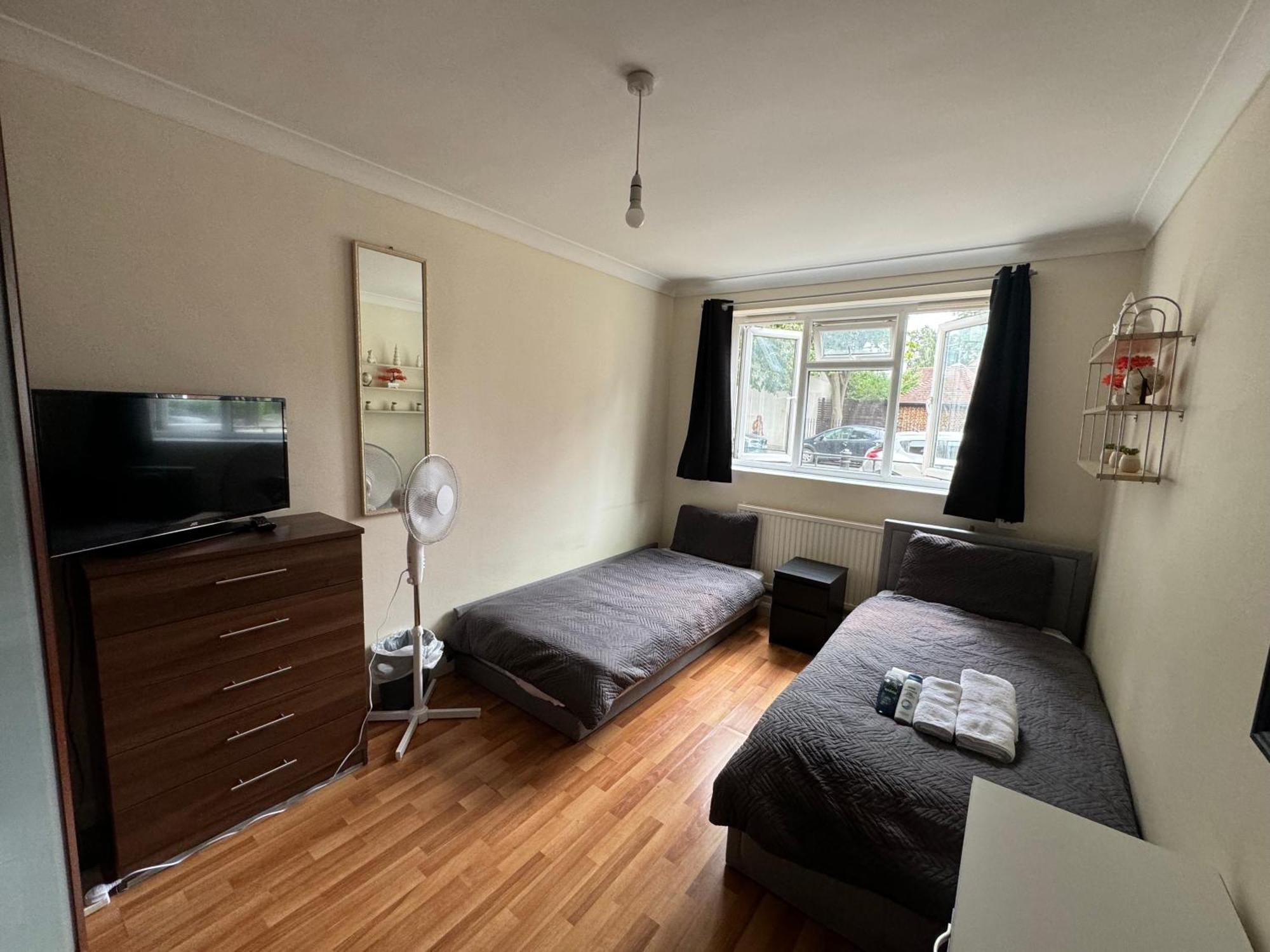 Huge And Affordable 3 Bedroom Flat In Hammersmith For 7 People With Welcome Breakfast Лондон Экстерьер фото