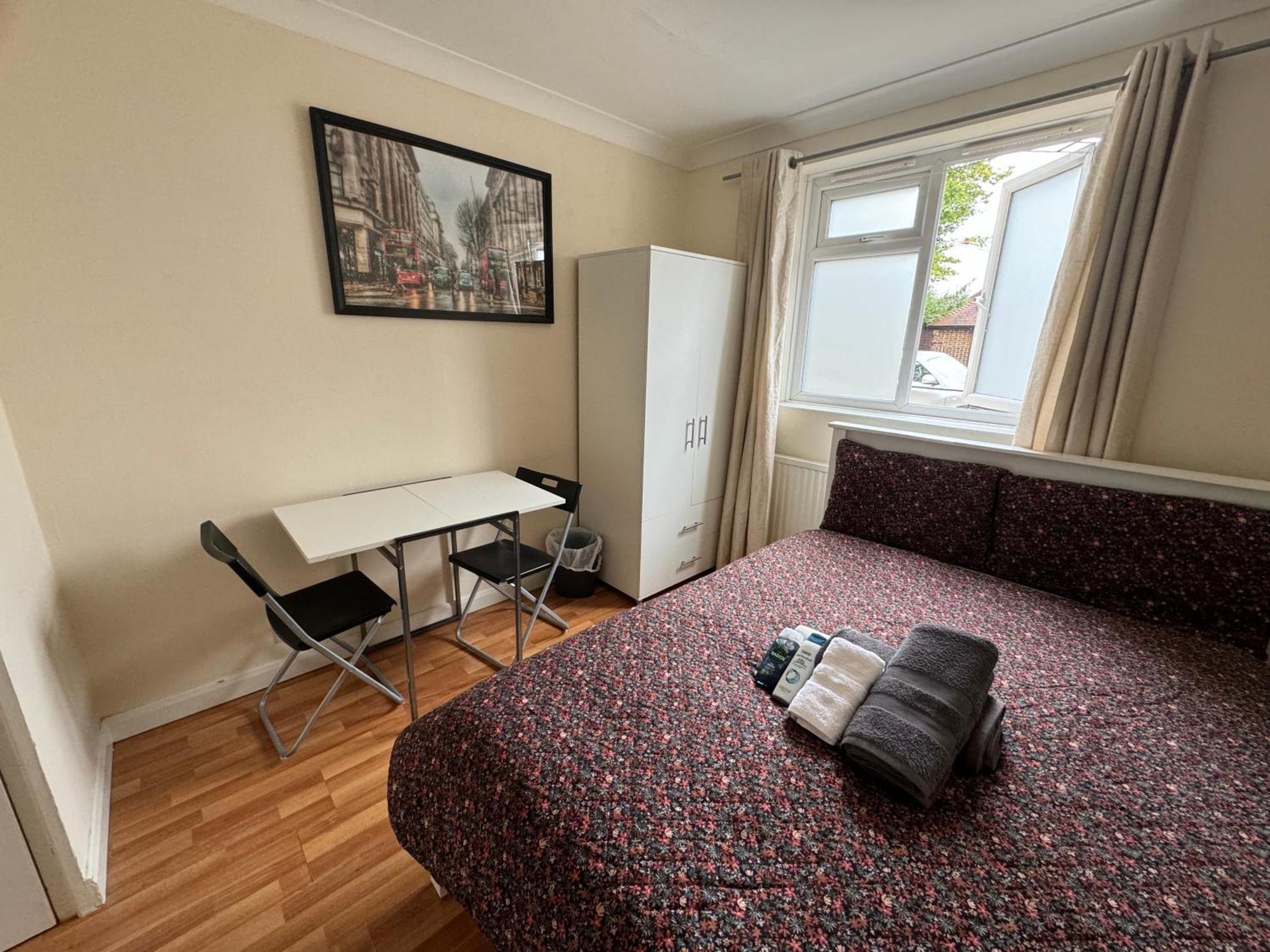 Huge And Affordable 3 Bedroom Flat In Hammersmith For 7 People With Welcome Breakfast Лондон Экстерьер фото