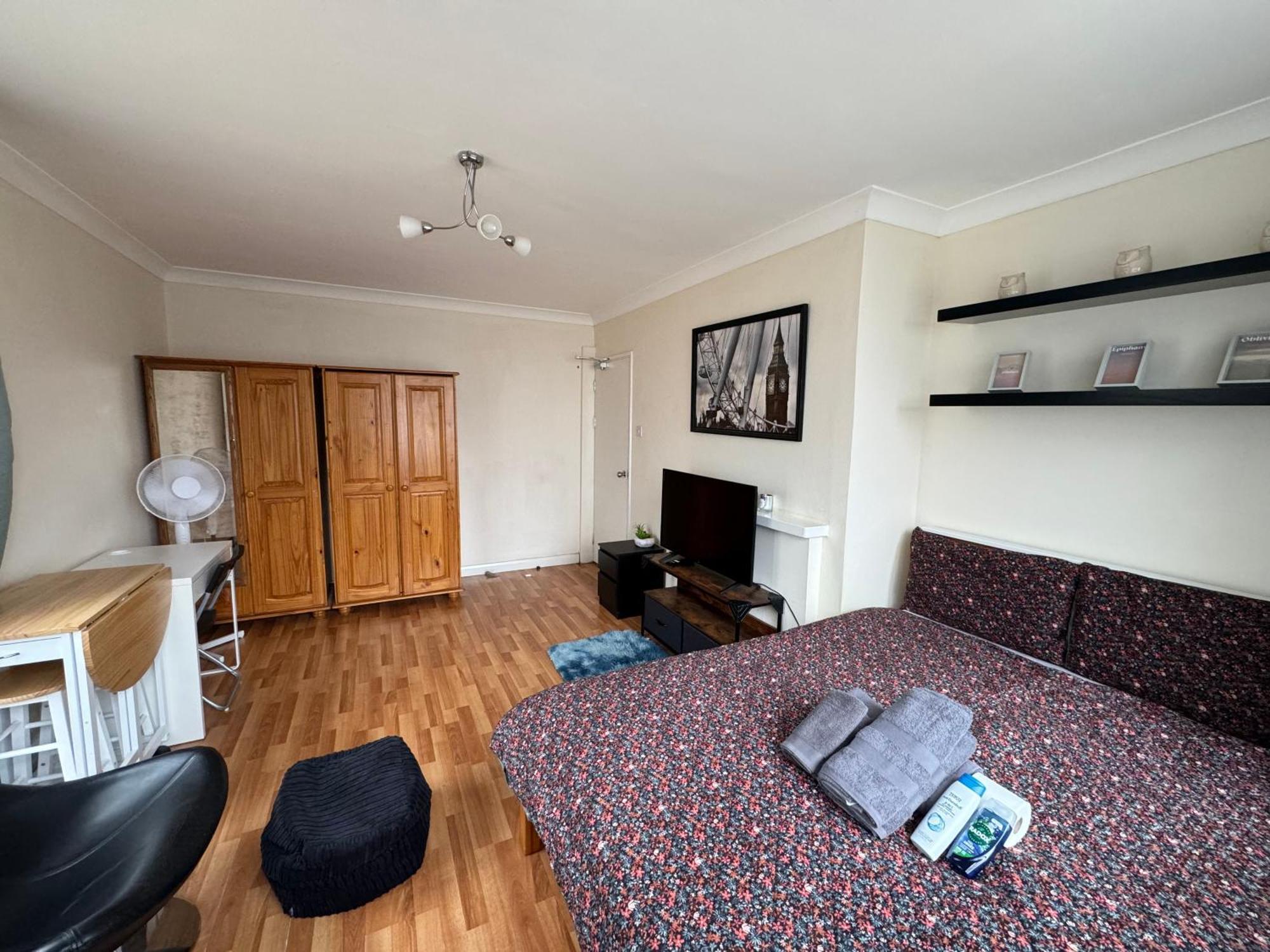 Huge And Affordable 3 Bedroom Flat In Hammersmith For 7 People With Welcome Breakfast Лондон Экстерьер фото