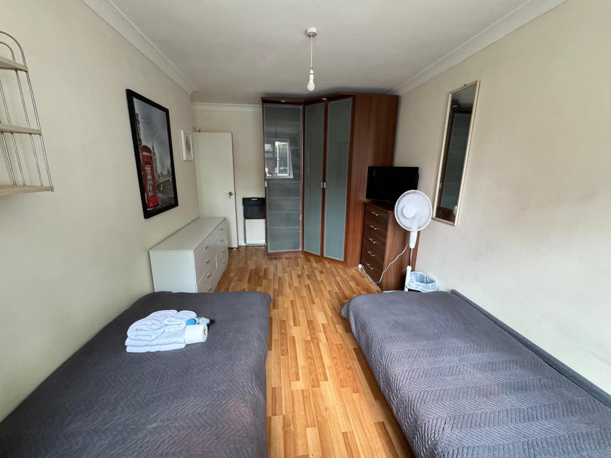 Huge And Affordable 3 Bedroom Flat In Hammersmith For 7 People With Welcome Breakfast Лондон Экстерьер фото